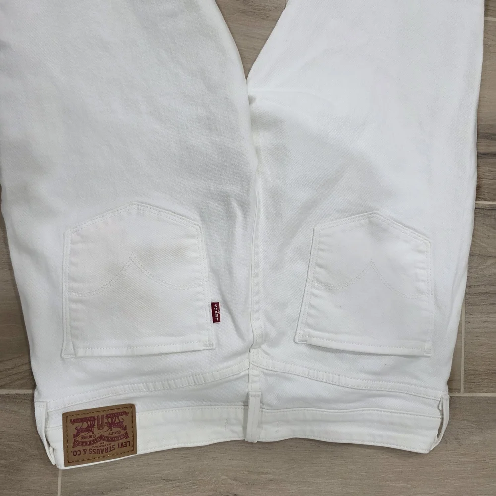 Women's White Levi's Jeans - Picture 11 of 16